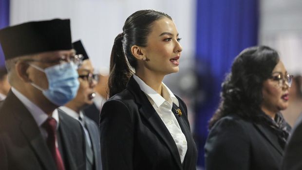 Staf Khusus Menkomdigi bidang Kemitraan Global dan Edukasi Digital Kementerian Komdigi Raline Shah (tengah) mengikuti pelantikan di Kementerian Komunikasi dan Digital, Jakarta, Senin (13/1/2025). Pelantikan para pejabat di lingkungan Kementerian Komunikasi dan Digital (Komdigi) ini dilakukan setelah pemerintah merombak kementerian yang sebelumnya bernama Kementerian Komunikasi dan Informatika. ANTARA FOTO/Asprilla Dwi Adha/YU