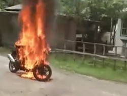 Viral Motor Guru di Sumenep Ludes Dibakar