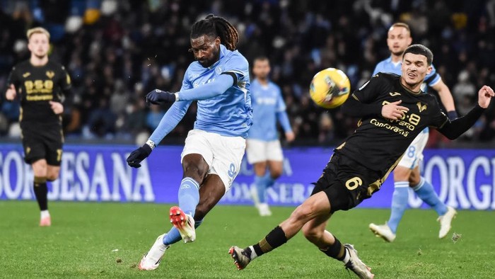 NAPLES, ITALY - JANUARY 12: André-Frank Zambo Anguissa of SSC Napoli with a chance on goal during the Serie A match between Napoli and Verona at Stadio Diego Armando Maradona on January 12, 2025 in Naples, Italy. (Photo by Ivan Romano/Getty Images)