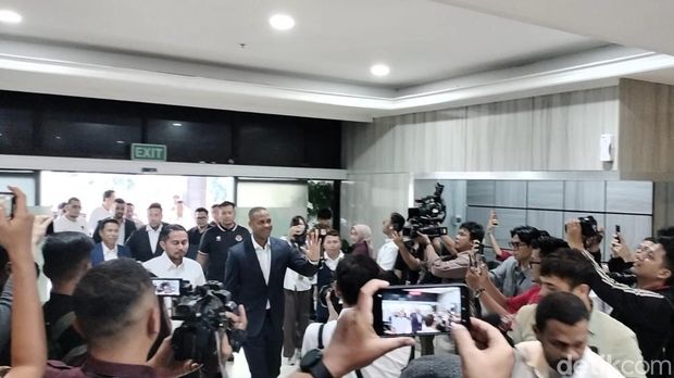 Pelatih Timnas Indonesia Patrick Kluivert saat menyambangi Kemenpora, Senin (13/1/2025).
