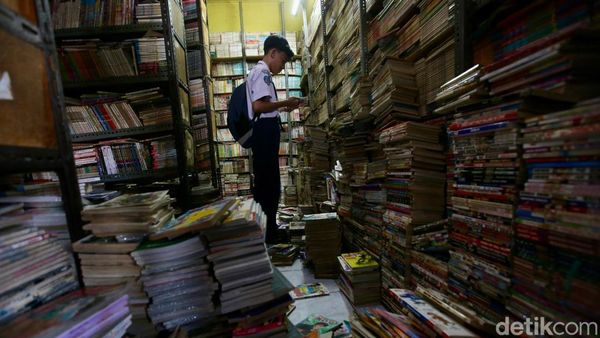 Potret Pelajar Berburu Komik Bekas di Ciledug