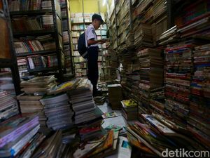 Potret Pelajar Berburu Komik Bekas di Ciledug