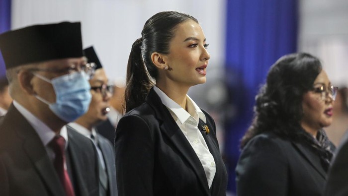 Pelantikan pejabat Kementerian Komdigi Staf Khusus Menkomdigi bidang Kemitraan Global dan Edukasi Digital Kementerian Komdigi Raline Shah (tengah) mengikuti pelantikan di Kementerian Komunikasi dan Digital, Jakarta, Senin (13/1/2025). Pelantikan para pejabat di lingkungan Kementerian Komunikasi dan Digital (Komdigi) ini dijalankan sehabis pemerintah merombak kementerian yang sebelumnya berjulukan Kementerian Komunikasi dan Informatika. ANTARA FOTO/Asprilla Dwi Adha