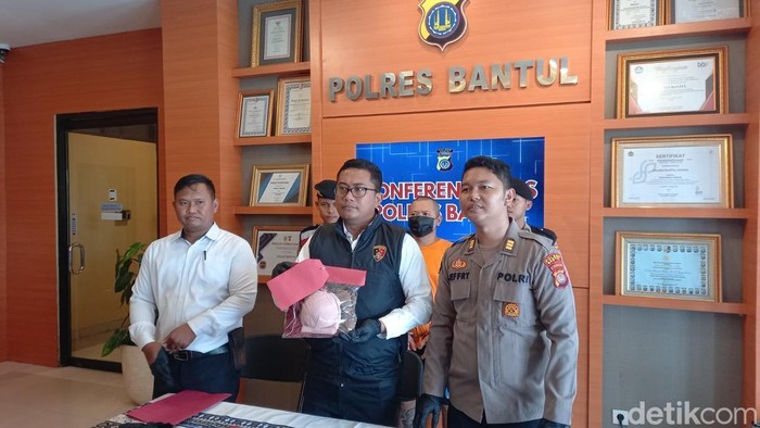 Jumpa pers kasus pemerkosaan di Mapolres Bantul, Senin (13/1/2025).