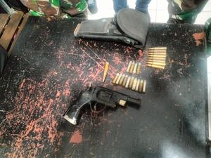 Marinir Gagalkan Penyelundupan Senjata Api Rakitan-44 Butir Amunisi di Ambon Marinir Gagalkan Penyelundupan Senjata Api Rakitan-44 Butir Amunisi di Ambon