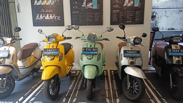 Penjualan motor listrik di awal tahun cukup tersendat imbas tidak adanya subsidi Rp 7 juta dari pemerintah. Pantauan librosfullgratis.com di dua diler motor listrik wilayah Jakarta Selatan pada Senin (13/1/2024) minim visitor nan datang. (Dok. Istimewa)