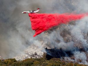 Pesawat dan Helikopter Dikerahkan untuk Atasi Kebakaran di Los Angeles