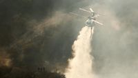 Pesawat-Helikopter Dikerahkan untuk Padamkan Kebakaran Hutan Los Angeles