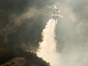 Pesawat-Helikopter Dikerahkan untuk Padamkan Kebakaran Hutan Los Angeles