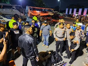 Bentrok Suporter di Rest Area Tol Jagorawi Makan Korban, 4 Orang Terluka Bentrok Suporter di Rest Area Tol Jagorawi Makan Korban, 4 Orang Terluka
