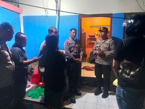 Polisi Amankan Menantu yang Tusuk Mertuanya di Surabaya Polisi Amankan Menantu yang Tusuk Mertuanya di Surabaya
