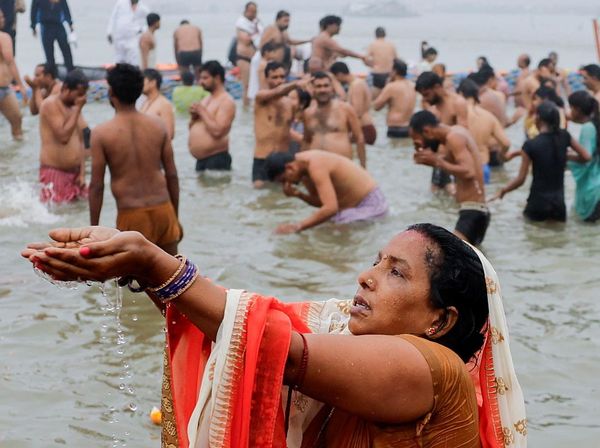 Potret Jutaan Umat Hindu Jalani Ritual Mandi Air Suci di India