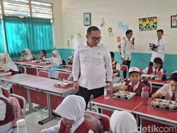 Wamen Investasi Tinjau Makan Bergizi Gratis di SDN Tangsel, Ini Menunya