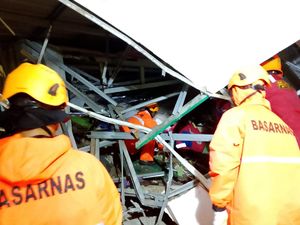 Longsor Terjang 5 Rumah di Batam, 4 Orang Hilang Longsor Terjang 5 Rumah di Batam, 4 Orang Hilang