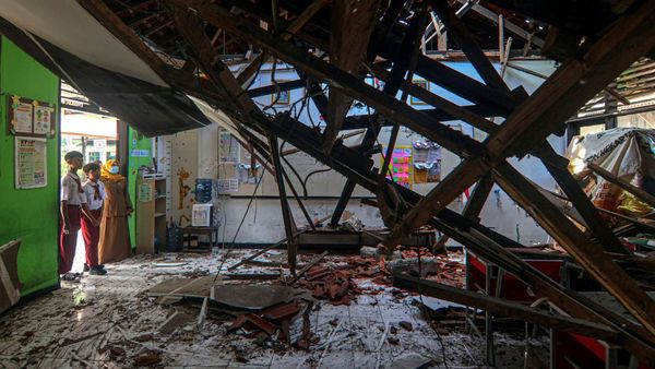 Lapuk, Atap SDN Mekarjaya 29 Depok Ambruk