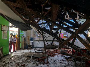 Lapuk, Atap SDN Mekarjaya 29 Depok Ambruk Lapuk, Atap SDN Mekarjaya 29 Depok Ambruk