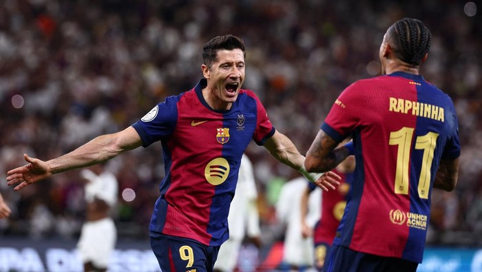 Soccer Football - Spanish Super Cup - Final - FC Barcelona v Real Madrid - King Abdullah Sports City, Jeddah, Saudi Arabia - January 12, 2025 FC Barcelonas Robert Lewandowski celebrates with Raphinha after scoring their second goal REUTERS/Pedro Nunes