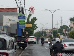 Pengendara Keluhkan Parkir Liar di Bahu Jalan Sultan Agung Cirebon