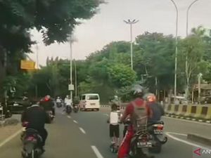 Viral Bocah Main Skuter di Tengah Jalan Jaktim, Pemkot Imbau Ortu Awasi Viral Bocah Main Skuter di Tengah Jalan Jaktim, Pemkot Imbau Ortu Awasi
