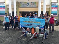 Bhabinkamtibmas dan Babinsa di Lamongan Fogging Nyamuk Cegah DBD