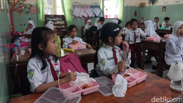 Siswa SDN Lowokwaru 3 Kota Malang menikmati makan bergizi gratis. Siswa SDN Lowokwaru 3 Kota Malang menikmati makan bergizi gratis.