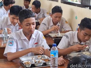 Antusias Siswa di Mataram Dapat Makan Bergizi Gratis: Kenyang-Bisa Nabung Antusias Siswa di Mataram Dapat Makan Bergizi Gratis: Kenyang-Bisa Nabung