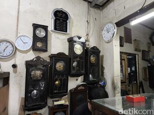 Cerita Tukang Reparasi Jam di Jalan Bahagia Cirebon Merawat Warisan