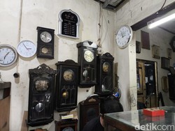 Cerita Tukang Reparasi Jam di Jalan Bahagia Cirebon Merawat Warisan