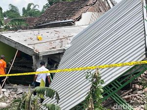 Tim Polda Jatim Datangi Rumah di Mojokerto yang Meledak Tewaskan Ibu-Anak Tim Polda Jatim Datangi Rumah di Mojokerto yang Meledak Tewaskan Ibu-Anak