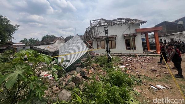 Ledakan Hancurkan Rumah di Mojokerto