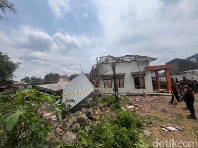 Ledakan Hancurkan Rumah di Mojokerto