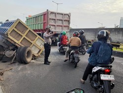 Truk Patah As di Flyover Semanan Jakbar, Lalin Sempat Macet Panjang