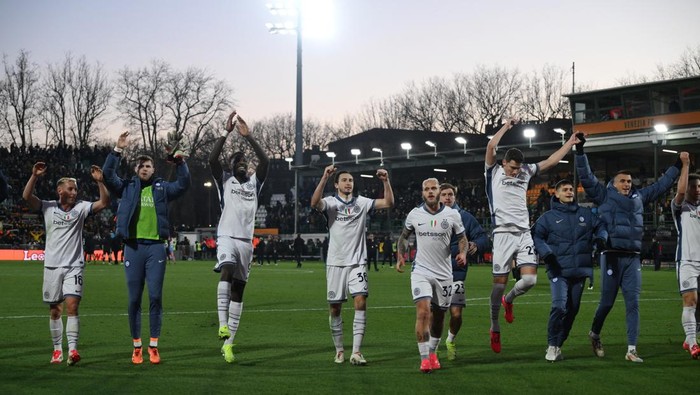 Soccer Football - Serie A - Venezia v Inter Milan - Stadio Pier Luigi Penzo, Venice, Italy - January 12, 2025 Inter Milans Davide Frattesi, Josep Martinez, Marcus Thuram, Matteo Darmian, Federico Dimarco, Nicolo Barella and Benjamin Pavard applaud the fans as they celebrate after the match REUTERS/Alberto Lingria