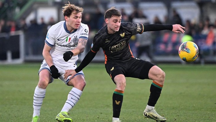 Soccer Football - Serie A - Venezia v Inter Milan - Stadio Pier Luigi Penzo, Venice, Italy - January 12, 2025 Venezias Gaetano Oristanio in action with Inter Milans Nicolo Barella REUTERS/Alberto Lingria