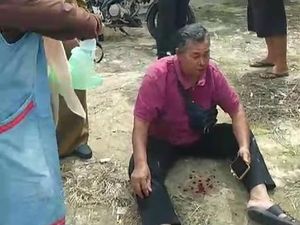 Oknum Polisi di Prabumulih Diduga Tendang Pemotor hingga Jatuh Oknum Polisi di Prabumulih Diduga Tendang Pemotor hingga Jatuh