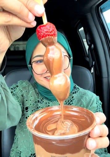 Wanita Ini Dikritik Gegara Jual Saus Cokelat Rp 216 Ribu per Gelas