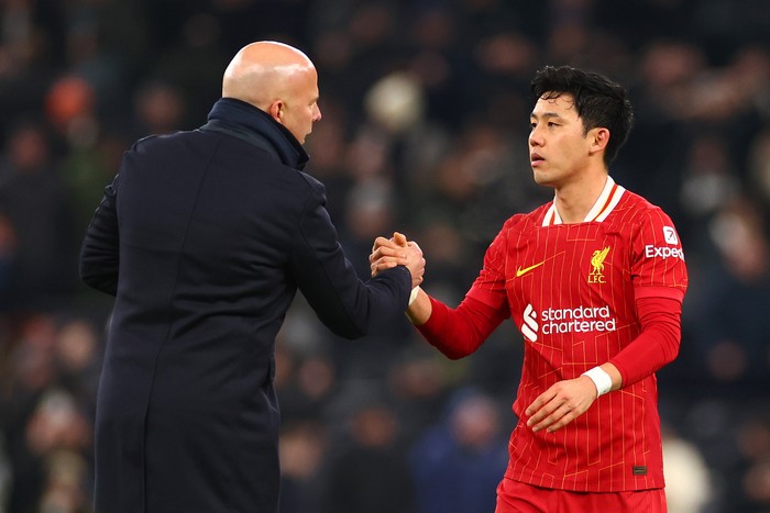  Wataru Endo of Liverpool shakes hands with coach Arne Slot at full-time following the Carabao Cup Semi Final First Leg match between Tottenham Hotspur and Liverpool at Tottenham Hotspur Stadium on January 08, 2025 in London, England. (Photo by Chris Brunskill/Fantasista/Getty Images)