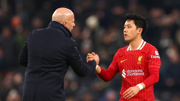 LONDON, ENGLAND - JANUARY 08: Wataru Endo of Liverpool shakes hands with coach Arne Slot at full-time following the Carabao Cup Semi Final First Leg match between Tottenham Hotspur and Liverpool at Tottenham Hotspur Stadium on January 08, 2025 in London, England. (Photo by Chris Brunskill/Fantasista/Getty Images)
