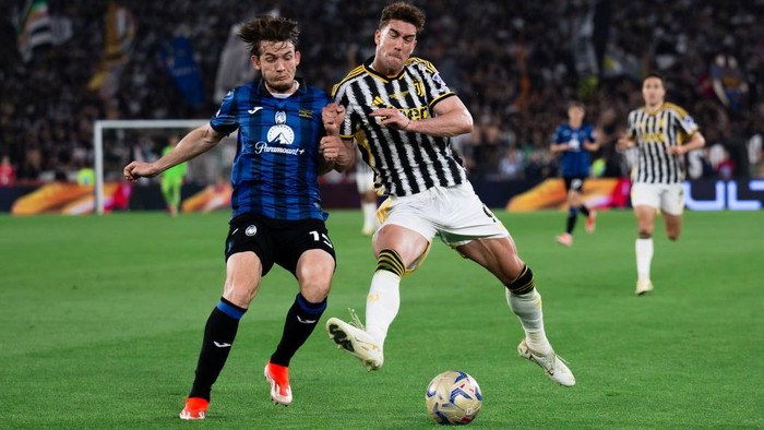 STADIO OLIMPICO, ROME, ITALY - 2024/05/15: Dusan Vlahovic (R) of Juventus FC competes for the ball wtih Marten de Roon of Atalanta BC during the Coppa Italia final football match between Atalanta BC and Juventus FC. Juventus FC won 1-0 over Atalanta BC. (Photo by Nicolò Campo/LightRocket via Getty Images)