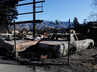 Bangkai Mobil Berserakan Usai Dilalap Api Kebakaran Hutan California