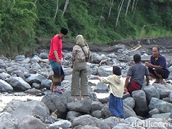 Video: Demi Bisa Beraktivitas, Warga Nekat Terobos Banjir Lahar Semeru