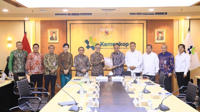 Kementerian Koperasi (Kemenkop) menyerahkan daftar koperasi yang melakukan acara di sektor jasa keuangan terhadap Otoritas Jasa Keuangan (OJK). Dengan demikian, ke depan koperasi-koperasi dalam daftar juga akan diawasi oleh OJK.