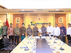 Budi Arie Serahkan Daftar Koperasi Sektor Jasa Keuangan ke OJK