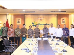 Budi Arie Serahkan Daftar Koperasi Sektor Jasa Keuangan ke OJK