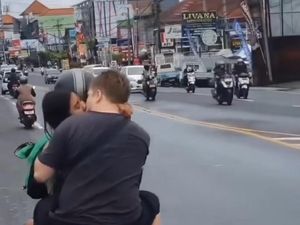 Heboh Bule Bonceng Tiga Sambil Ciuman di Jalanan Denpasar Bali