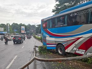 Bus Gagal Nanjak Lalu Tabrak Tiang Lampu di Tangerang gegara Mesin Mati Bus Gagal Nanjak Lalu Tabrak Tiang Lampu di Tangerang gegara Mesin Mati