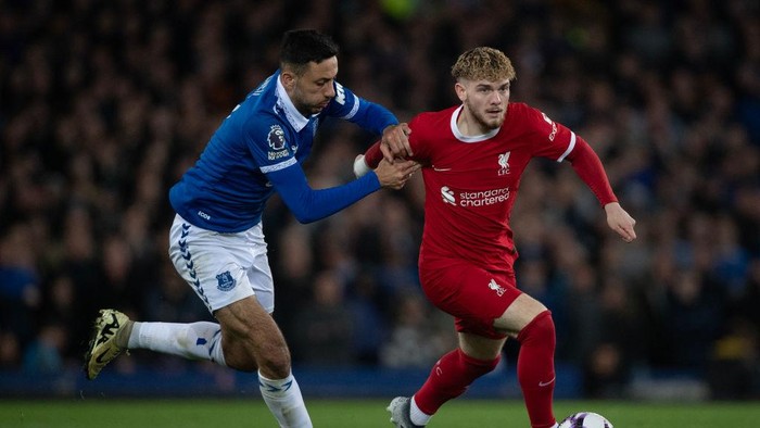 LIVERPOOL, ENGLAND - APRIL 24: Harvey Elliott of Liverpool is challenged by Dwight McNeil of Everton during the Premier League match between Everton FC and Liverpool FC at Goodison Park on April 24, 2024 in Liverpool, England.(Photo by Joe Prior/Visionhaus via Getty Images)