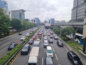 Mobil Boleh Lewat Bahu Jalan Tol Dalkot di Jam-jam Tertentu, Hemat Waktu Berapa Menit? Mobil Boleh Lewat Bahu Jalan Tol Dalkot di Jam-jam Tertentu, Hemat Waktu Berapa Menit?