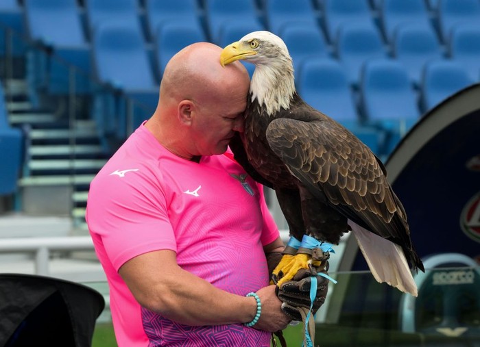 ROME, ITALY - OCTOBER 06: SS Lazio falconer Juan Bernabe and The SS Lazio mascot Olimpia the eagle into the stadium prior the Serie match between Lazio and Empoli at Stadio Olimpico on October 06, 2024 in Rome, Italy. (Photo by Silvia Lore/Getty Images)