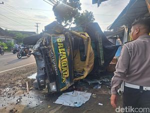 Laka Maut Libatkan 3 Kendaraan di Jalan Raya Kediri-Nganjuk, 1 Orang Tewas Laka Maut Libatkan 3 Kendaraan di Jalan Raya Kediri-Nganjuk, 1 Orang Tewas